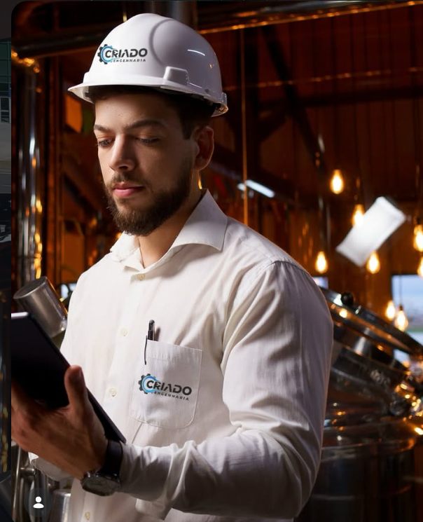 Engenheiro da Criado Engenharia realizando inspeção técnica com tablet